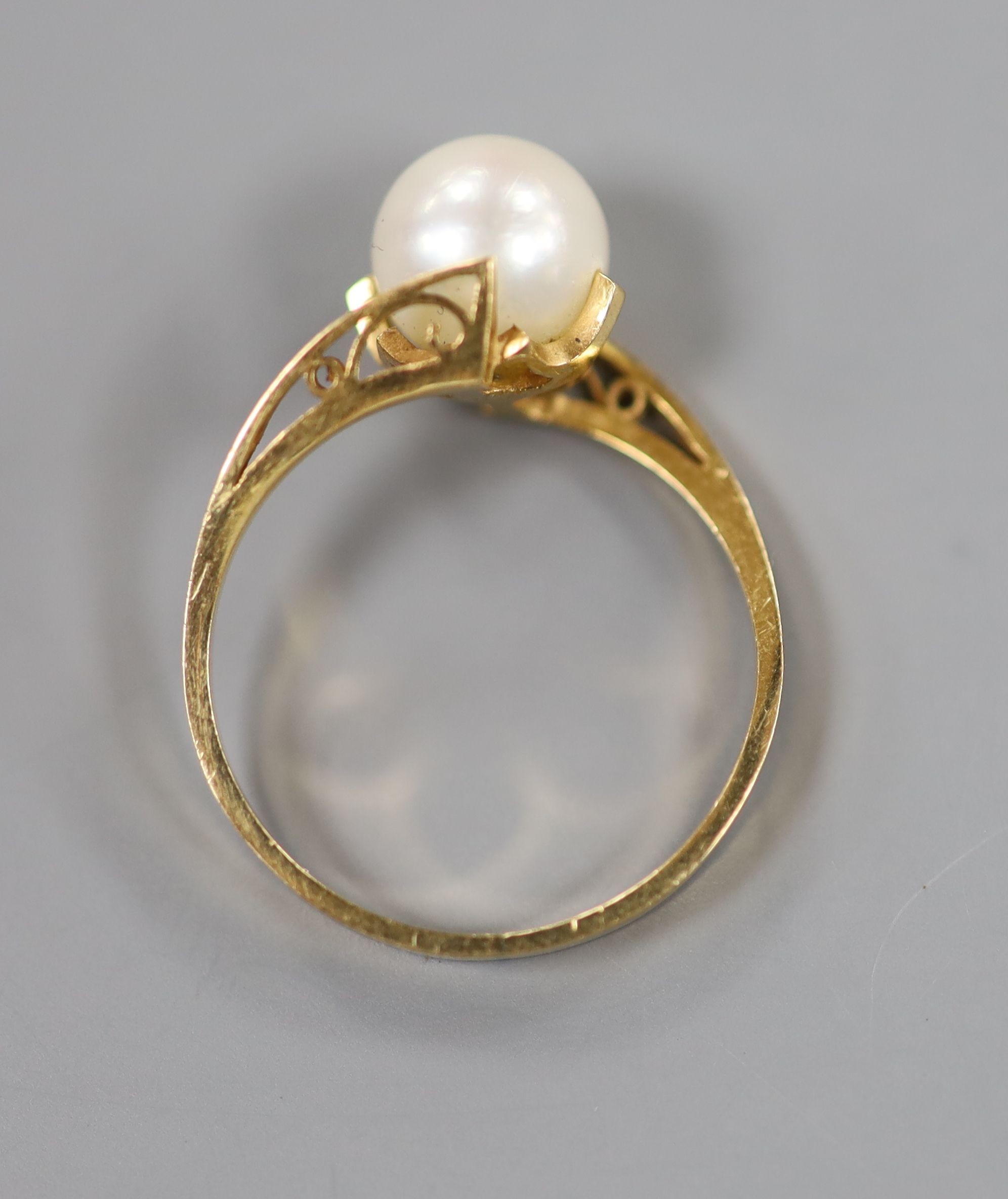 A modern 18k and cultured pearl set ring, size L, gross 2.4 grams.